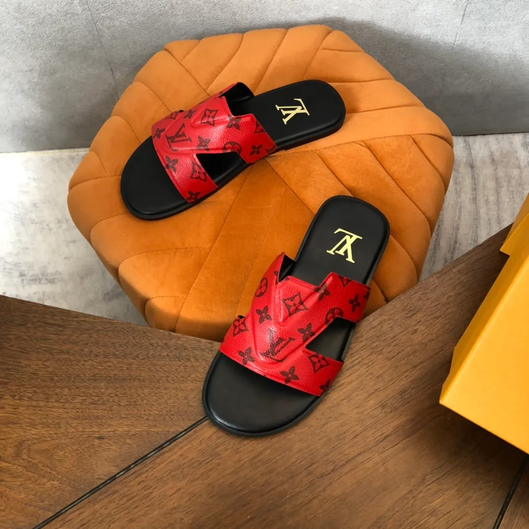 Factory price: 270💰LV counters are selling new brand luxury men's slippers, casual, loose and comfortable. The must-have model in the picture above [Happy][Happy], multiple colors available Size: 38-44, customized 45